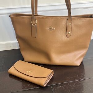 COACH City Zip Tote in Tan Leather  With Matching Slim Envelope Wallet EUC